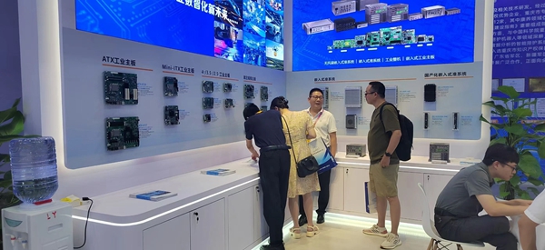 華北工控的豐富展品吸引了眾多業(yè)內(nèi)人士駐足與咨詢